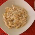 Pasta con crema di formaggio ed erbe aromatiche