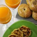 Uovo poché su beagles, scones e centrifugato di[...]