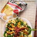 Insalata con pesche grigliate, bacon e Grok