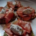Pancake agli spinaci con speck e caprino ai semi