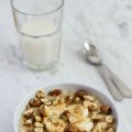 Porridge con banane, nocciole e cannella