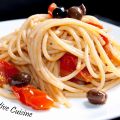 Pasta pomodorini acciughe e olive taggiasche