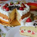 Torta soffice con crema chantilly, fragole e[...]
