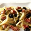Ricetta bucatini con polpo e zucchine.