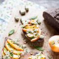 Crostini di pane nero alle pesche e tofu al[...]