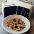 Farfalle integrali con verdure dell'orto e feta.