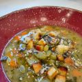 Zuppetta di verdure con crostini piccanti e semi