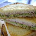 Toast guacamole e prosciutto