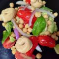 Insalatina estiva di ceci, pomodori e avocado