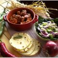 Hot chicken chili with fresh salad and rosemary[...]