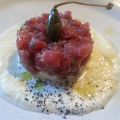 Tartare di tonno su crema di mozzarella