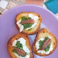 Crostini burrata, alici e salsa di prezzemolo