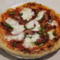 Pizza con speck, prosciutto, olive taggiasche,[...]