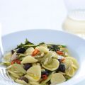 Strascinati con puntarelle, olive e pinoli