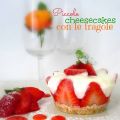 Piccole cheesecakes alla vaniglia con le fragole
