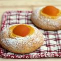 Focaccine pasquali con crema e albicocche
