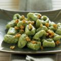 Gnocchetti verdi con noci e pecorino