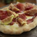 Pizza al piatto con burrata, fichi e prosciutto