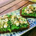 Pane di segale con avocado e feta