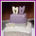 Torta bianca e lilla per anniversario