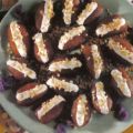 Datteri farciti con ricotta e mandorle.