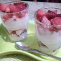 BICCHIERINI FRAGOLE E YOGURT GRECO