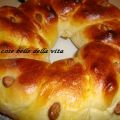 Ciambella intrecciata di pane dolce
