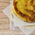 Tortine di patate con erbe fresche e curcuma