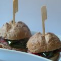 Panini alle noci e semi di anice con salame