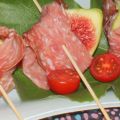 Involtini di fichi e salame con gocce di aceto[...]