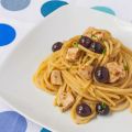 Pasta con pesce spada, olive e pomodori secchi